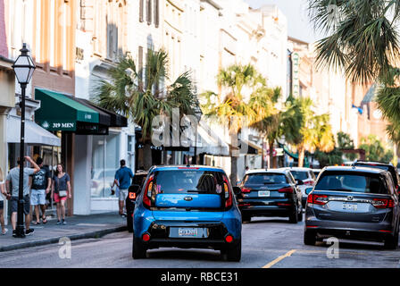 Charleston, Stati Uniti d'America - 12 Maggio 2018: Downtown city King Street in Carolina del Sud con vetture del traffico nelle città del sud al tramonto da negozi e ristoranti Foto Stock