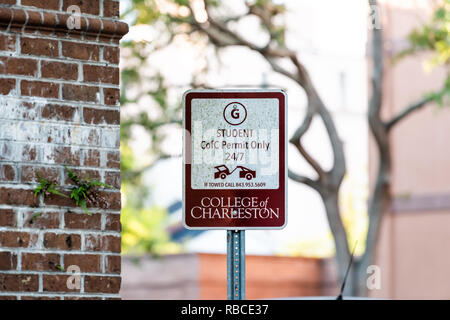 Charleston, Stati Uniti d'America - 12 Maggio 2018: Downtown city street in Carolina del Sud con il primo piano dello studente permesso di parcheggio per il segno del college o università Foto Stock