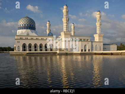 La moschea della città sulla Baia di Likas, Kota Kinabalu, Sabah (Borneo), Malaysia Foto Stock