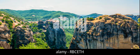 Meteora, Grecia - 16 Giugno 2013: vista panoramica su SCENIC Meteora paesaggio formazioni rocciose con il monastero di Varlaam su una delle scogliere Foto Stock