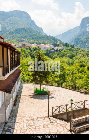 Litochoro, Grecia - 16 Giugno 2013: popolare turistico punto di vista panoramica sul Monte Olimpo dal di sotto da Litochoro cittadina con i suoi accoglienti alberghi Foto Stock