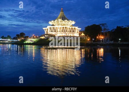 Stato complesso legislativo (illuminato di notte) su Sungai Sarawak (Fiume Sarawak), Kuching, Sarawak (Borneo), Malaysia Foto Stock
