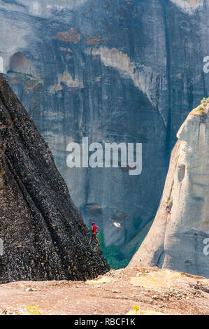 Meteora, Grecia - 16 Giugno 2013: Extreme rocciatore salendo sul picco di una meteora formazioni rocciose scogliere Foto Stock