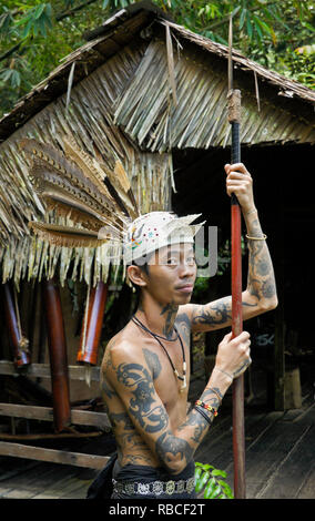 Tatuato Penan uomo tribale con lancia Sarawak Villaggio Culturale, Kuching, Sarawak (Borneo), Malaysia Foto Stock