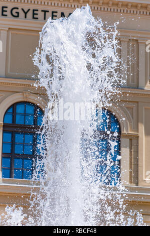 Szeged, Ungheria - 18 Giugno 2013: fontana congelate di flusso nella parte anteriore dell'Università di Szeged. L'Università di Szeged è una grande ricerca univers Foto Stock