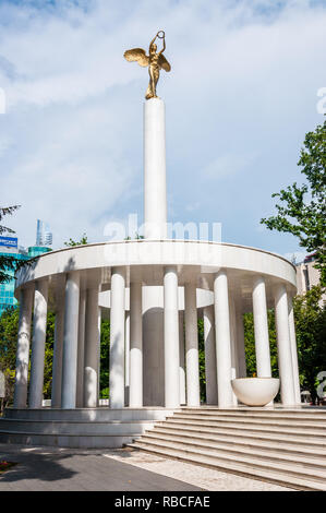 Skopje, Macedonia - 10 Giugno 2013: Golden dea alata donna tenendo corona è una parte superiore del monumento eroi caduti della Macedonia, situato nel Foto Stock