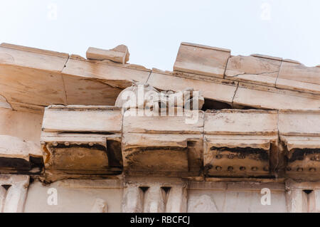 Athens, Grecia - 12 Giugno 2013: cavalli marmorei capi spuntavano dal famoso Partenone facciata del tempio sulla collina dell'Acropoli di Atene, Grecia Foto Stock