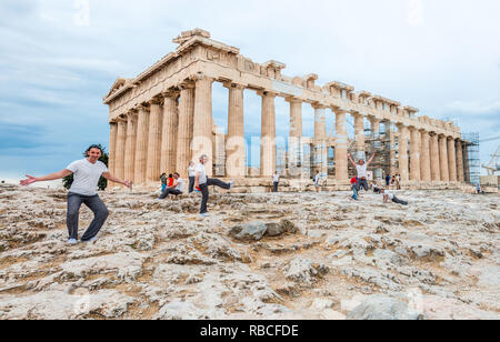 Atene, Grecia - Giugno 12, 2013: Turistica in esposizione multipla in posa di vari pone di fronte al famoso Partenone dell'acropoli hill. Il tempio è Foto Stock