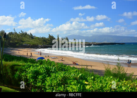 DT Fleming Beach Park, a nord-ovest di Maui, Hawaii. Una bellissima spiaggia di sabbia bianca con una buona piscina (ha) bagnino, servizi igienici e area pic-nic Foto Stock