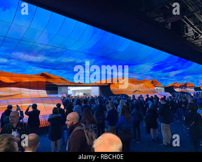 Una parete di schermi che segna l'ingresso alla ditta coreana LG stand al Consumer Electronics Show (CES) di Las Vegas. Foto Stock