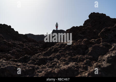 Faro sulla costa rocciosa dell'Oceano Atlantico. Cape Teno (Punta de Teno). Tenerife. Isole Canarie. Spagna. Foto Stock