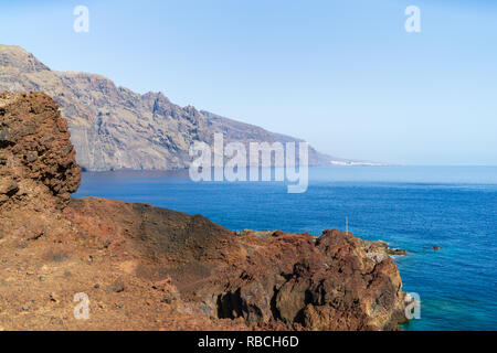 Scogliere verticali Acantilados de Los Gigantes (Rupi dei Giganti). Vista dal Capo Teno (Punta de Teno). Tenerife. Isole Canarie. Spagna. Foto Stock