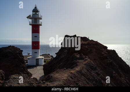 Faro sulla costa rocciosa dell'Oceano Atlantico. Cape Teno (Punta de Teno). Tenerife. Isole Canarie. Spagna. Foto Stock