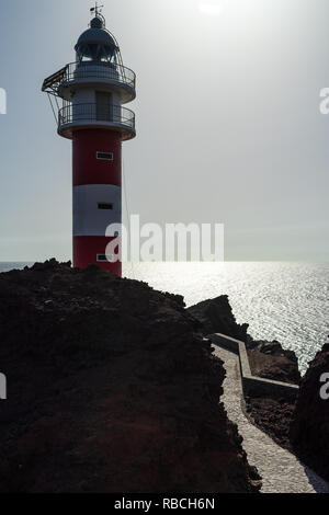 Faro sulla costa rocciosa dell'Oceano Atlantico. Cape Teno (Punta de Teno). Tenerife. Isole Canarie. Spagna. Foto Stock