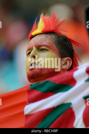 Zentralstadion Leipzig Germania 14.06. 2006 FIFA World Cup Germany 2006, Spagna vs Ucraina 4:0 --- la ventola indossare colori spagnolo sul suo viso e sventola bandiera basca Foto Stock