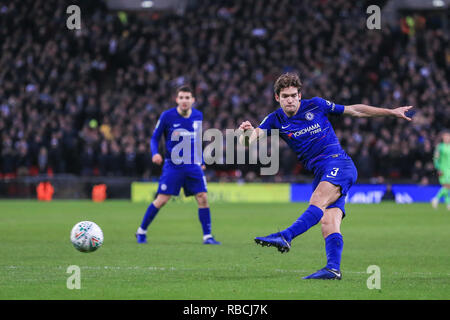 8 gennaio 2019, Wembley, Londra, Inghilterra; Carabao Coppa EFL, Semi-Final, Tottenham vs Chelsea ; Marcos Alonso (03) del Chelsea tira in porta e il suo credito salvati: Mark Cosgrove/News immagini English Football League immagini sono soggette a licenza DataCo Foto Stock