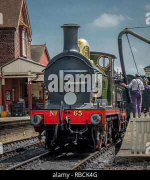 Sud Orientale e Chatham numero ferroviaria 65 tenuto in acqua a Sheffield Park Station Foto Stock