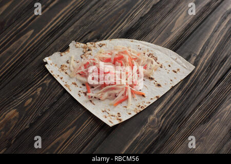 Ingredienti per fare in casa Shawarma sul legno scuro backgrou Foto Stock