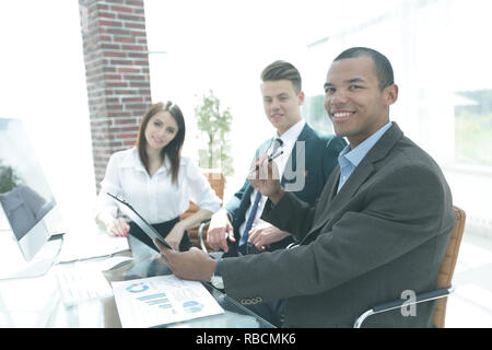 Closeup. moderno business team durante le ore lavorative. team aziendale a discutere di un nuovo progetto finanziario Foto Stock