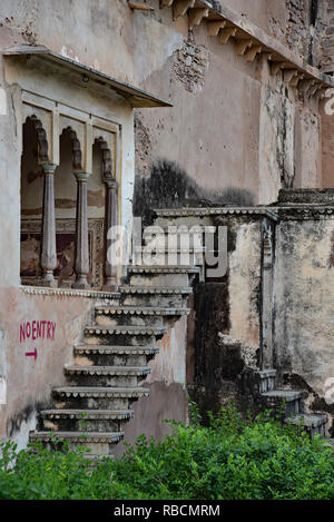 Giardino scalone in pietra all'interno del meraviglioso Palazzo Garh di Bundi, Rajasthan, stato dell India occidentale, in Asia. Foto Stock