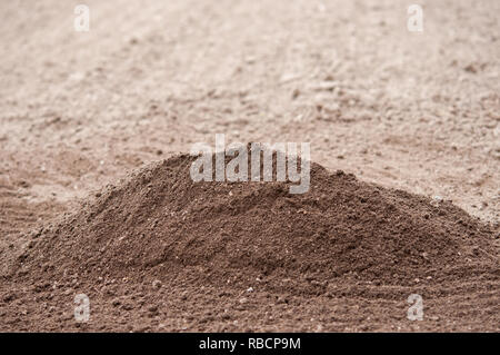 Pila di terreno fertile nel campo Foto Stock
