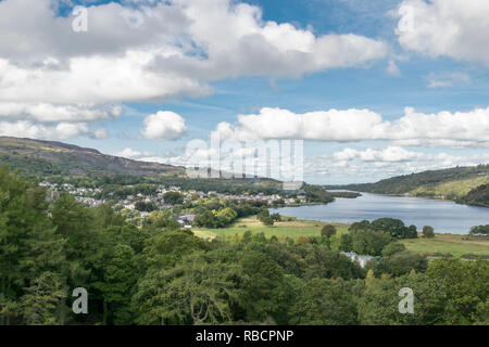 Llyn Padarn vista guardando verso la città di Llanberis. Foto Stock