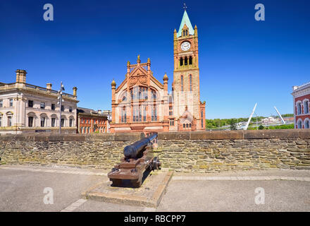 Irlanda del Nord della Contea di Derry, Guild Hall, vista dalla città del XVII secolo le pareti con un cannone in primo piano. Foto Stock