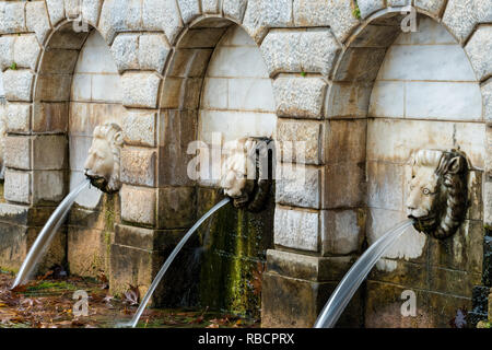 Marmo tradizionale fontanella con teste di leoni nel villaggio di Agios Vassilios nel Peloponneso , Grecia Foto Stock