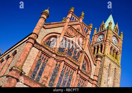 Irlanda del Nord della Contea di Derry, Guild Hall, una sezione del suo neo facciata gotica e la torre dell orologio. Foto Stock