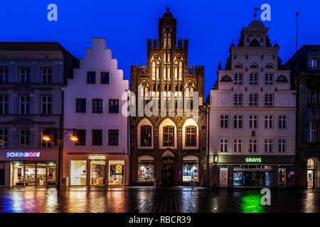 Historische Hausfassaden a Rostock zur blauen Stunde, Haus Ratschow in der Kröpeliner Straße Foto Stock