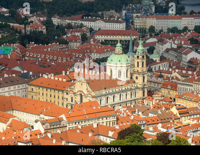 Praga, Repubblica ceca - Luglio 2018: Veduta aerea della St Nicolas torre campanaria a Praga vista dal ponte di osservazione di Petrin sulla Torre Petrin Foto Stock