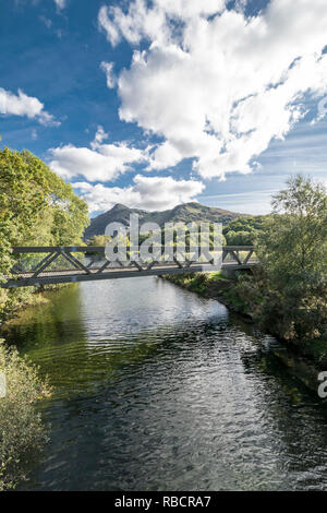 Llyn Padarn Country Park sul Fiume di giunzione per i due laghi a Llanberis in Galles del Nord vista verso Snowdon Yr Wyddfa mountain Foto Stock