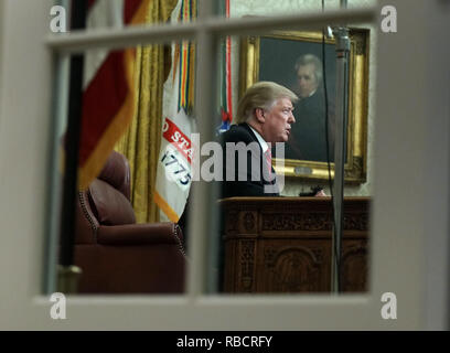 Presidente Donald Trump fornire un indirizzo teletrasmesso alla nazione dall'Ufficio Ovale della Casa Bianca di Washington il 8 gennaio 2019. Foto scattata attraverso l'Ufficio ovale di windows. Il discorso si accende il diciottesimo giorno di un governo parziale causa dello spegnimento di una controversia su una proposta di muro di confine che separa gli Stati Uniti e il Messico. Credito: Kevin Dietsch/Piscina via CNP | Utilizzo di tutto il mondo Foto Stock