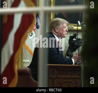 Presidente Donald Trump fornire un indirizzo teletrasmesso alla nazione dall'Ufficio Ovale della Casa Bianca di Washington il 8 gennaio 2019. Foto scattata attraverso l'Ufficio ovale di windows. Il discorso si accende il diciottesimo giorno di un governo parziale causa dello spegnimento di una controversia su una proposta di muro di confine che separa gli Stati Uniti e il Messico. Credito: Kevin Dietsch/Piscina via CNP /MediaPunch Foto Stock
