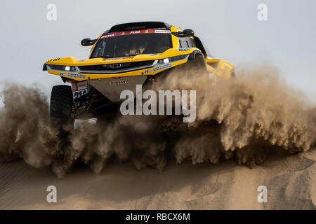 Ica. Gen 8, 2019. Driver cinese Han Wei e co-driver Liao min di auto Geely team competere durante la seconda tappa della Dakar 2019 gara di rally in Perù il 8 gennaio, 2019. Han e Liao ha terminato la seconda tappa con 11 ore 43 minuti e 07 secondi. Credito: Li Ming/Xinhua/Alamy Live News Foto Stock