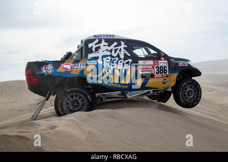 Ica. Gen 8, 2019. Driver cinese Liang Yuxiang e co-driver Kou Hongtao di Yong Racing team competere durante la seconda tappa della Dakar 2019 gara di rally in Perù il 8 gennaio, 2019. Liang Yuxiang e Kou Hongtao terminata la fase 2 con 5 ore 16 minuti e 42 secondi. Credito: Li Ming/Xinhua/Alamy Live News Foto Stock