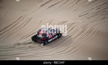 Ica. Gen 8, 2019. Driver cinese egli Zhitao e co-driver Zhao Kai di Yong Racing team competere durante la seconda tappa della Dakar 2019 gara di rally in Perù il 8 gennaio, 2019. Egli e Zhao terminata la fase 2 con 5 ore 19 minuti e 05 secondi. Credito: Li Ming/Xinhua/Alamy Live News Foto Stock