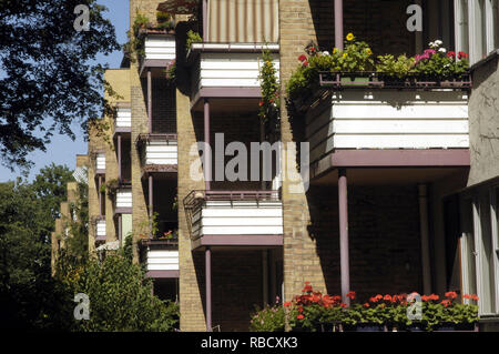 Vista di balconi sul lato del giardino della fila anteriore "Langer Jammer' dell'INSEDIAMENTO ANELLO 'Siemensstadt' nell'Goebelstrasse sul confine del distretto di Berlino Spandau e Charlottenburg-Wilmersdorf, preso il 25.07.2008. Il 'Siemensstadt' è stato aggiunto alla lista del Patrimonio Mondiale il 7 luglio 2008, insieme con un altro cinque insediamenti città del Modernismo di Berlino dal sito Patrimonio Mondiale dell'UNESCO. Il 19,3 ettari distretto della città è stata costruita tra il 1929 e il 1934 dopo un design da Hans Scharoun e altri con gli architetti Walter Gropius e Otto Bartning. Il grande alloggiamento Siemenssta station wagon Foto Stock