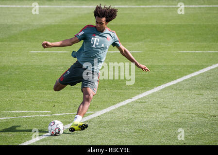 Doha in Qatar. 9 Gen, 2019. Calcio: Bundesliga, training camp FC Bayern Monaco di Baviera: Joshua Zirkzee della Bundesliga squadra di calcio FC Bayern Monaco Spara la palla durante una sessione di prove libere del mattino. FC Bayern rimarrà nel deserto città fino al 10.01.2019 per il loro campo di addestramento. Foto: Peter Kneffel/dpa - NOTA IMPORTANTE: In conformità con i requisiti del DFL Deutsche Fußball Liga o la DFB Deutscher Fußball-Bund, è vietato utilizzare o hanno utilizzato fotografie scattate allo stadio e/o la partita in forma di sequenza di immagini e/o video-come sequenze di foto. Foto Stock