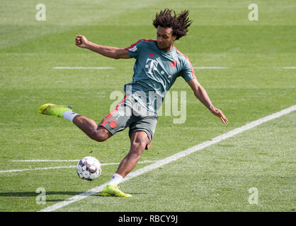 Doha in Qatar. 9 Gen, 2019. Calcio: Bundesliga, training camp FC Bayern Monaco di Baviera: Joshua Zirkzee della Bundesliga squadra di calcio FC Bayern Monaco Spara la palla durante una sessione di prove libere del mattino. FC Bayern rimarrà nel deserto città fino al 10.01.2019 per il loro campo di addestramento. Foto: Peter Kneffel/dpa - NOTA IMPORTANTE: In conformità con i requisiti del DFL Deutsche Fußball Liga o la DFB Deutscher Fußball-Bund, è vietato utilizzare o hanno utilizzato fotografie scattate allo stadio e/o la partita in forma di sequenza di immagini e/o video-come sequenze di foto. Foto Stock