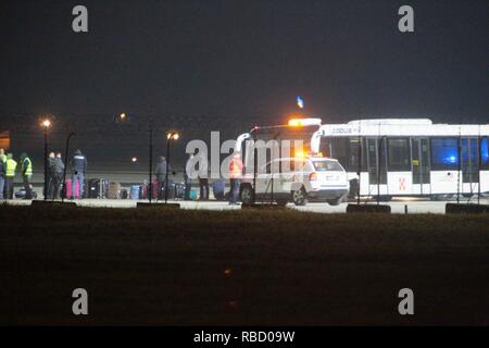 Caos all'aeroporto di Caselle, un marocchino che doveva essere imbarcato su un Royal Air Maroc aereo diretto a Casablanca, scampò arrampicato su un hangar minacciando di gettarsi in un rifugio sicuro (Costantino Sergi, Torino - 2019-01-08) p.s. la foto e' utilizzabile nel rispetto del contesto in cui e' stata scattata, e senza intento diffamatorio del decoro delle persone rappresentate Foto Stock