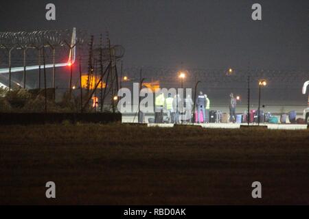 Caos all'aeroporto di Caselle, un marocchino che doveva essere imbarcato su un Royal Air Maroc aereo diretto a Casablanca, scampò arrampicato su un hangar minacciando di gettarsi in un rifugio sicuro (Costantino Sergi, Torino - 2019-01-08) p.s. la foto e' utilizzabile nel rispetto del contesto in cui e' stata scattata, e senza intento diffamatorio del decoro delle persone rappresentate Foto Stock