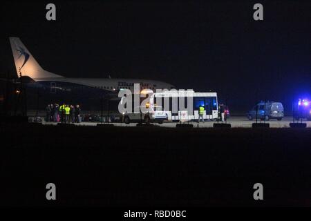 Caos all'aeroporto di Caselle, un marocchino che doveva essere imbarcato su un Royal Air Maroc aereo diretto a Casablanca, scampò arrampicato su un hangar minacciando di gettarsi in un rifugio sicuro (Costantino Sergi, Torino - 2019-01-08) p.s. la foto e' utilizzabile nel rispetto del contesto in cui e' stata scattata, e senza intento diffamatorio del decoro delle persone rappresentate Foto Stock