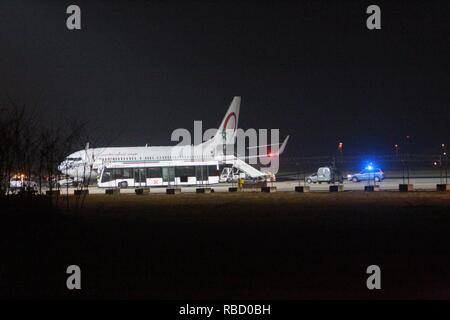 Caos all'aeroporto di Caselle, un marocchino che doveva essere imbarcato su un Royal Air Maroc aereo diretto a Casablanca, scampò arrampicato su un hangar minacciando di gettarsi in un rifugio sicuro (Costantino Sergi, Torino - 2019-01-08) p.s. la foto e' utilizzabile nel rispetto del contesto in cui e' stata scattata, e senza intento diffamatorio del decoro delle persone rappresentate Foto Stock