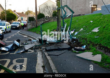Yatton, Somerset, Regno Unito. 9th Gennaio 2019. Yatton High Street svincolo di Chescombe Road in Somerset prima mattina crash. L'auto demolisce il rifugio per autobus. Credit: Robert Timoney/Alamy Live News Foto Stock