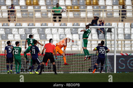 9 gennaio 2019 : Mekan Saparow di Turkmenistanheading sull obiettivo durante il Giappone v Turkmenistan presso l'Al-Nahyan Stadium di Abu Dhabi, Emirati arabi uniti, AFC Asian Cup, Asian campionato di calcio. Ulrik Pedersen/CSM. Foto Stock