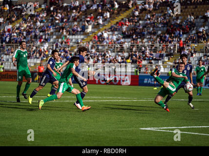 9 gennaio 2019 : Yuya Osako di Japanshooting sull obiettivo durante il Giappone v Turkmenistan presso l'Al-Nahyan Stadium di Abu Dhabi, Emirati arabi uniti, AFC Asian Cup, Asian campionato di calcio. Ulrik Pedersen/CSM. Foto Stock