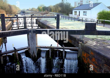 Glasgow, Scotland, Regno Unito, 9 gennaio, 2019. Regno Unito Meteo: giornata soleggiata sopra la città dopo una notte di congelamento sul canale di Forth e Clyde come locali soffrire il freddo. Credito traghetto Gerard/Alamy Live News Foto Stock