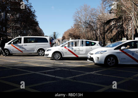 Madrid, Spagna. 9 gennaio, 2019. Il Taxi si muove attraverso le strade di Madrid. Dei tassisti di Madrid dimostrano per richiedere che la proporzione di un veicolo di trasporto con autista (VTC) essere rispettati per ogni 30 taxi nella Comunità di Madrid il Jan 9, 2019 in Spagna a Madrid Credito: Jesús Hellin/Alamy Live News Foto Stock