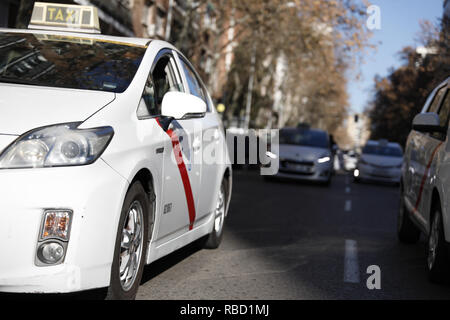 Madrid, Spagna. Il 9 gennaio, 2019. I taxi sono visto lo spostamento sulle strade di Madrid durante la protesta.una dimostrazione chiedono ai partiti politici di rispettare la legge del Taxi in Madrid, Madrid i tassisti dimostrare per richiedere che la proporzione di un veicolo di trasporto con autista (VTC) dovrebbe essere per ogni 30 taxi della Comunità di Madrid. Credito: Gesù Hellin/SOPA Immagini/ZUMA filo/Alamy Live News Foto Stock